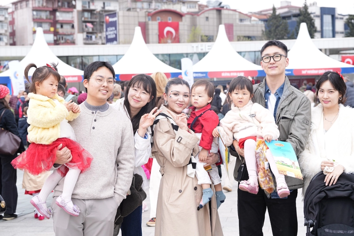 İzmit’te 23 Nisan Coşkusu Dünya Buluşmasına Dönüştü