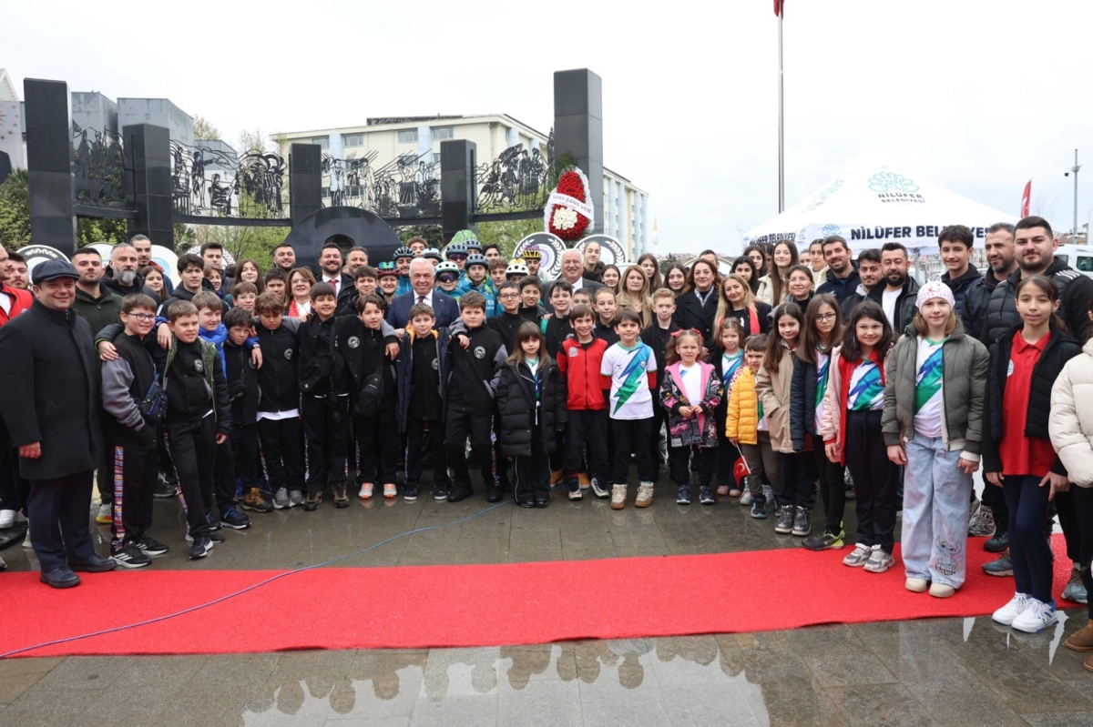 Nilüfer, 23 Nisan’ı Cumhuriyet Meydanı’nda kutladı