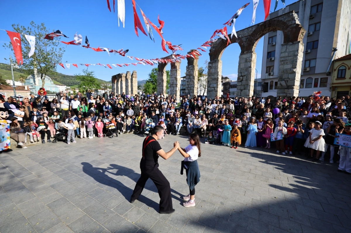 Efes Selçuk’ta Çocuk ve Gençlik Tiyatroları Festivali Renkli Görüntülere Sahne Oldu