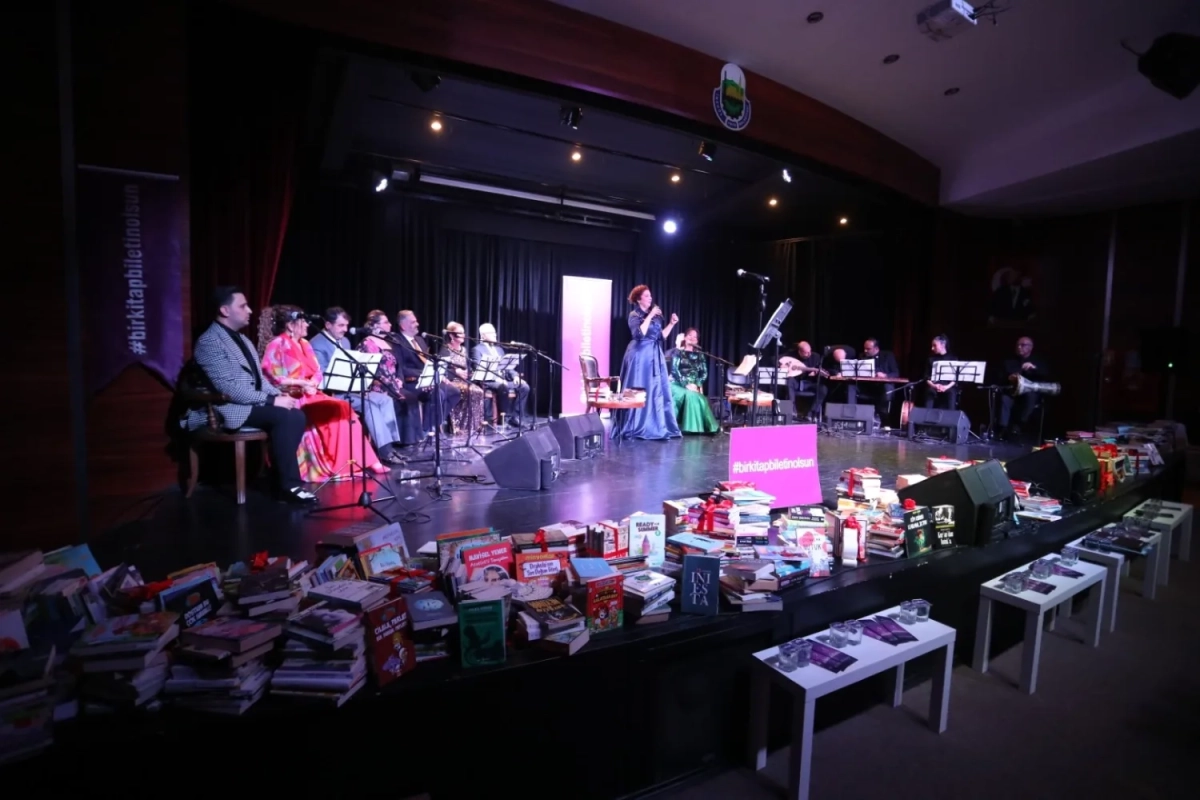 İnegöl’de Edebiyat ve Müziğin Buluştuğu Konserden 3 Bin Kitap Bağışı