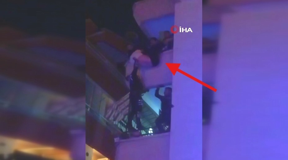 Balkondan aşağı sarkan şahıs polis ekipleri tarafından son anda kurtarıldı