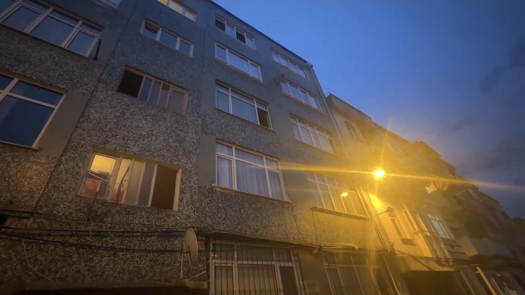 Cam silerken 5'inci kattan düşen kadın öldü