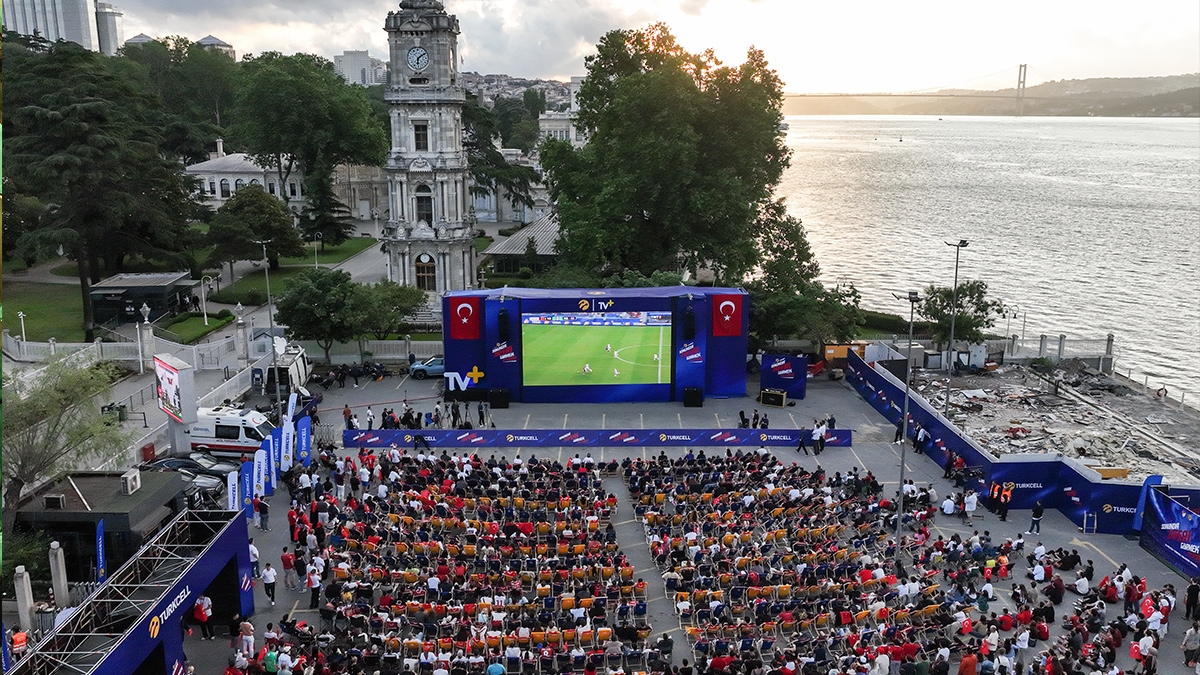 A Milli Futbol Takımı'na destek için meydanlar doldu taştı