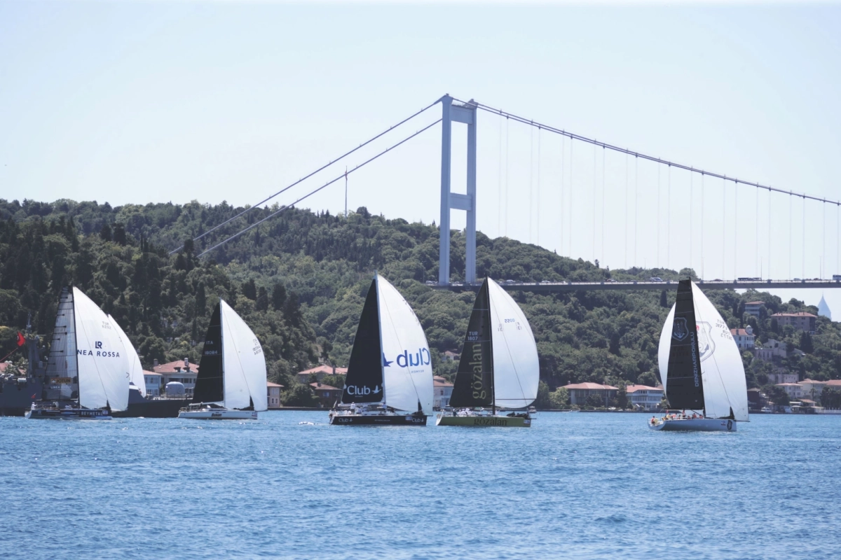 İstanbul Boğazı'nda görkemli coşku