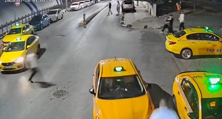 Freni çekilmeyen taksi geri kaydı. Çevredekiler fark etti, durdurmaya çalıştı