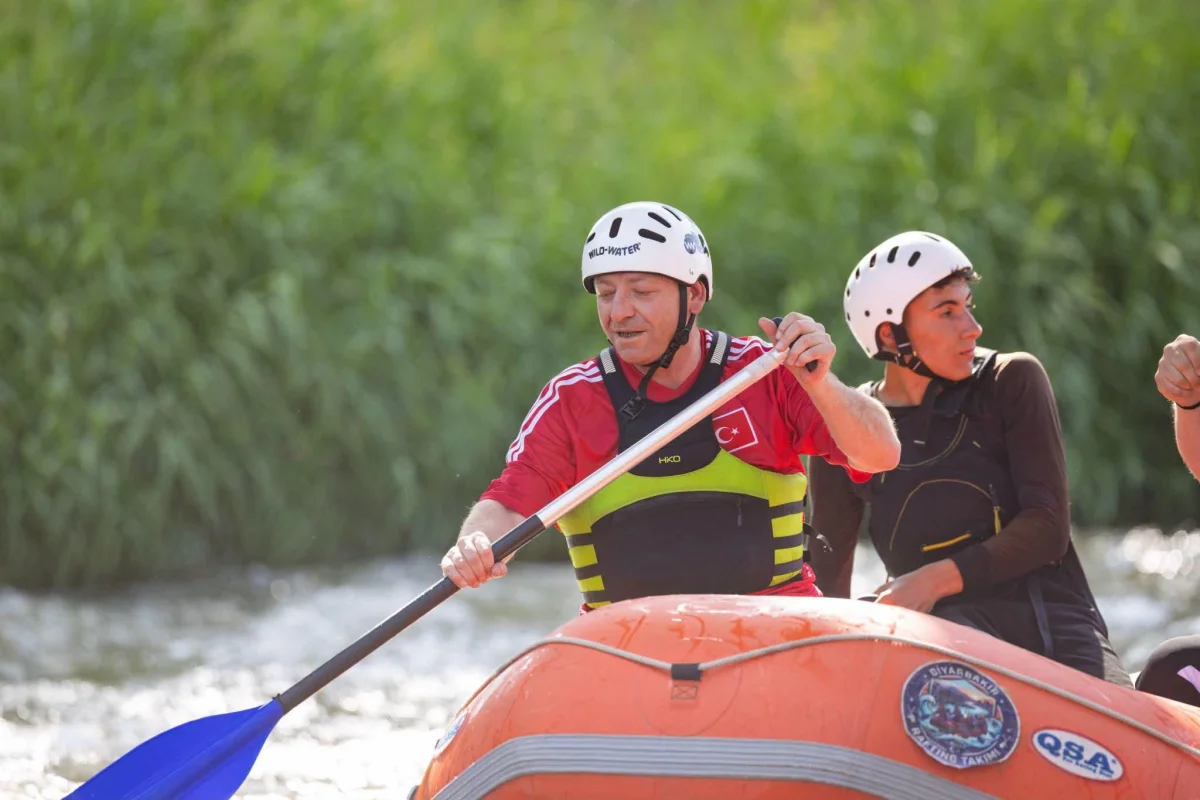 Vali Ziya Polat, Akyaka Kanyonu'ndaki rafting heyecanına katıldı