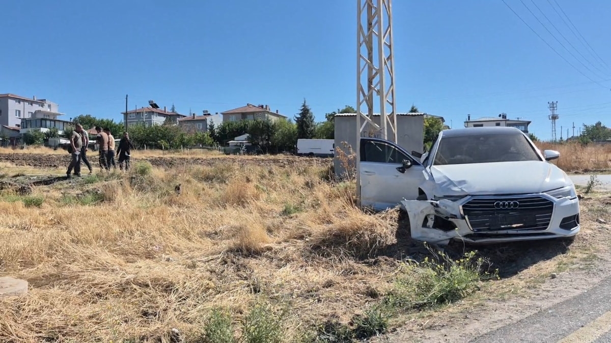 Eskişehir'de iki otomobilin karıştığı kazada 5 kişi yaralandı