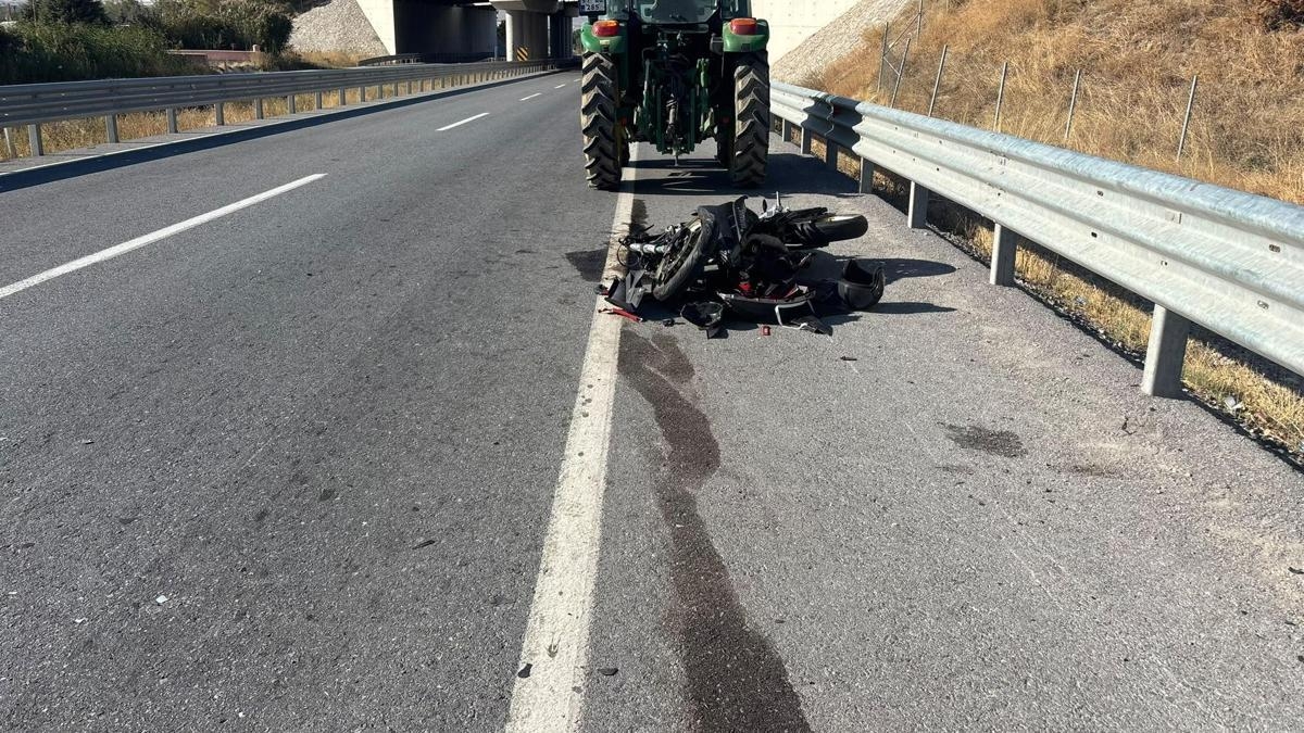 Niğde’de motosiklet traktöre çarptı: 2 yaralı