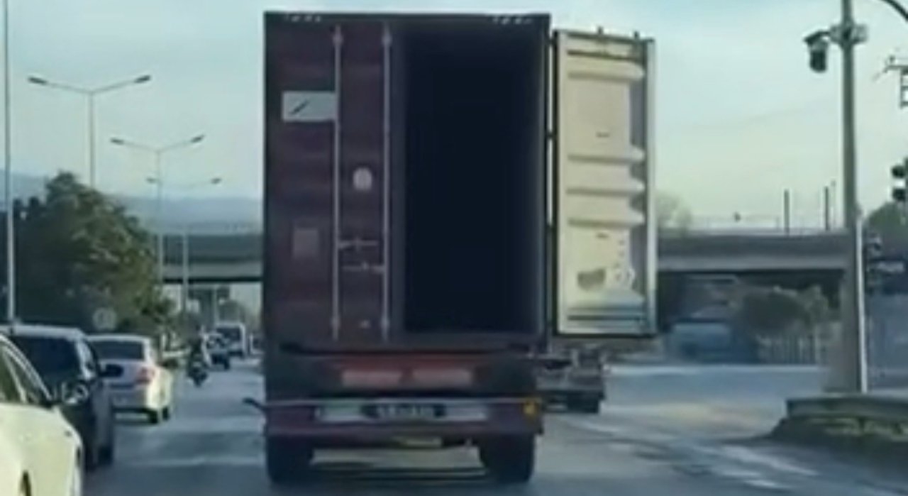 Faciaya adeta davetiye çıkardı! Tırın açık unutulan dorse kapağı trafikte tehlike saçtı