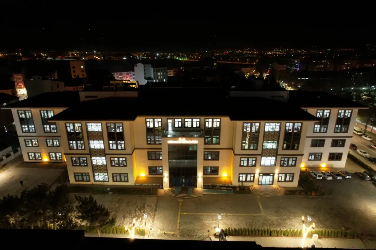 Yük asansöründe meydana gelen kazada 15 yaşındaki öğrenci yaralandı