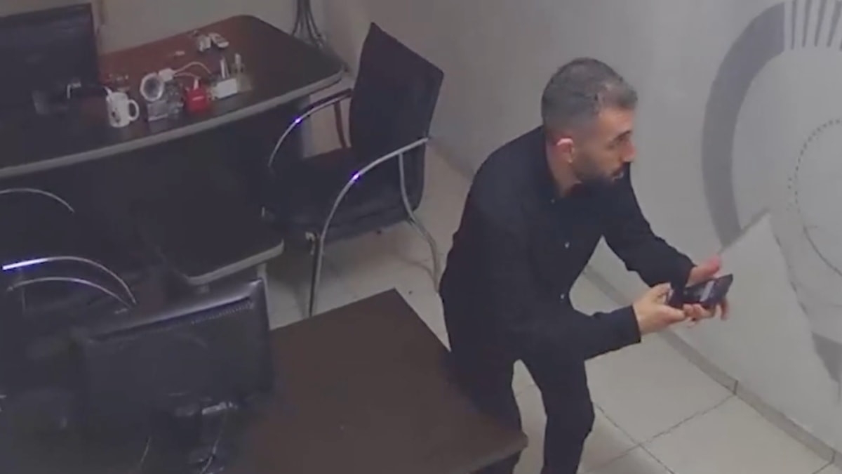 Şanlıurfa'da deprem anı kamerada: Panik anında bile telefonuna sarılıp kayda girdi