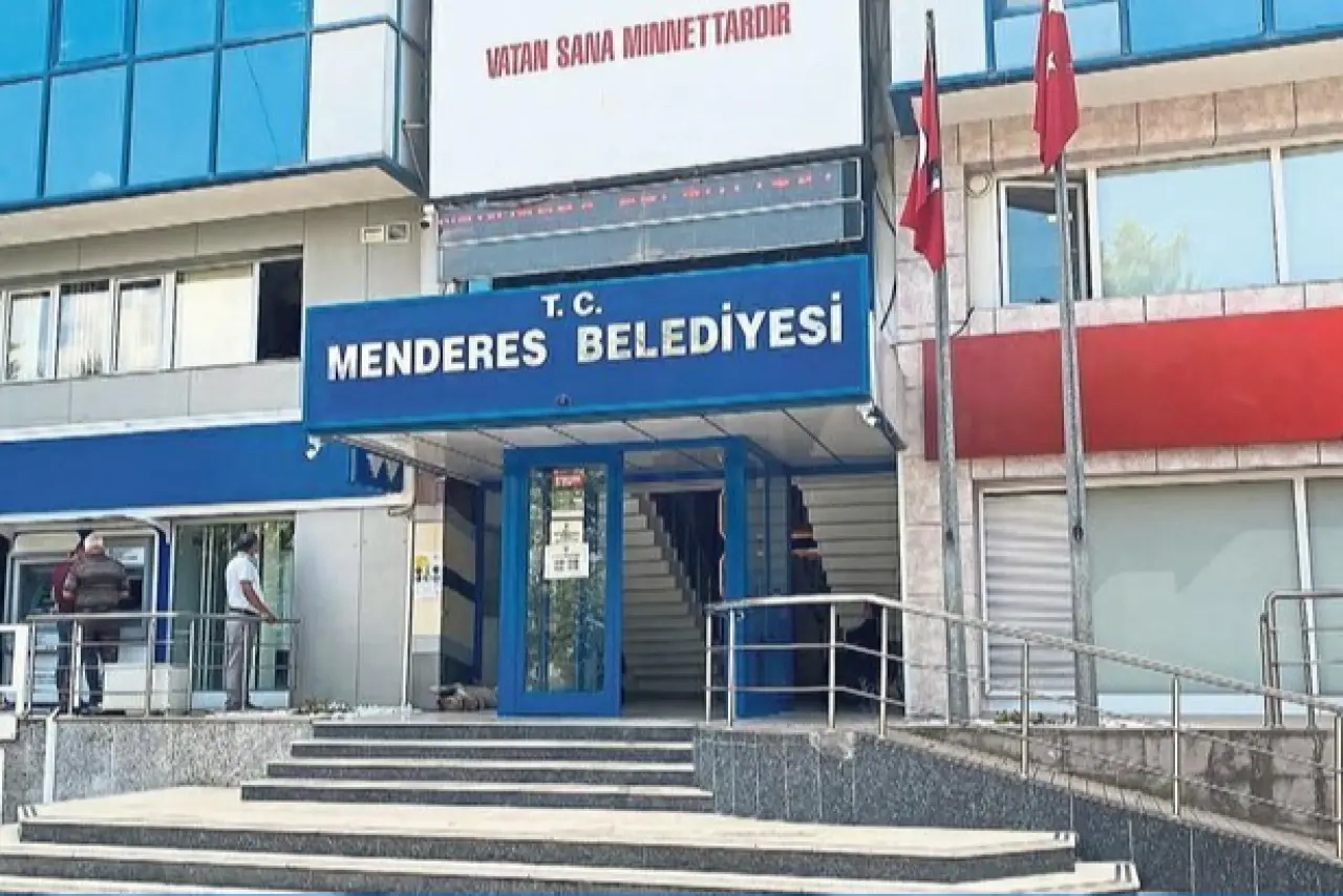 Menderes Belediyesine ikinci dalga operasyonu: Gözaltına alınan 9 kişiden 7'si tutuklandı