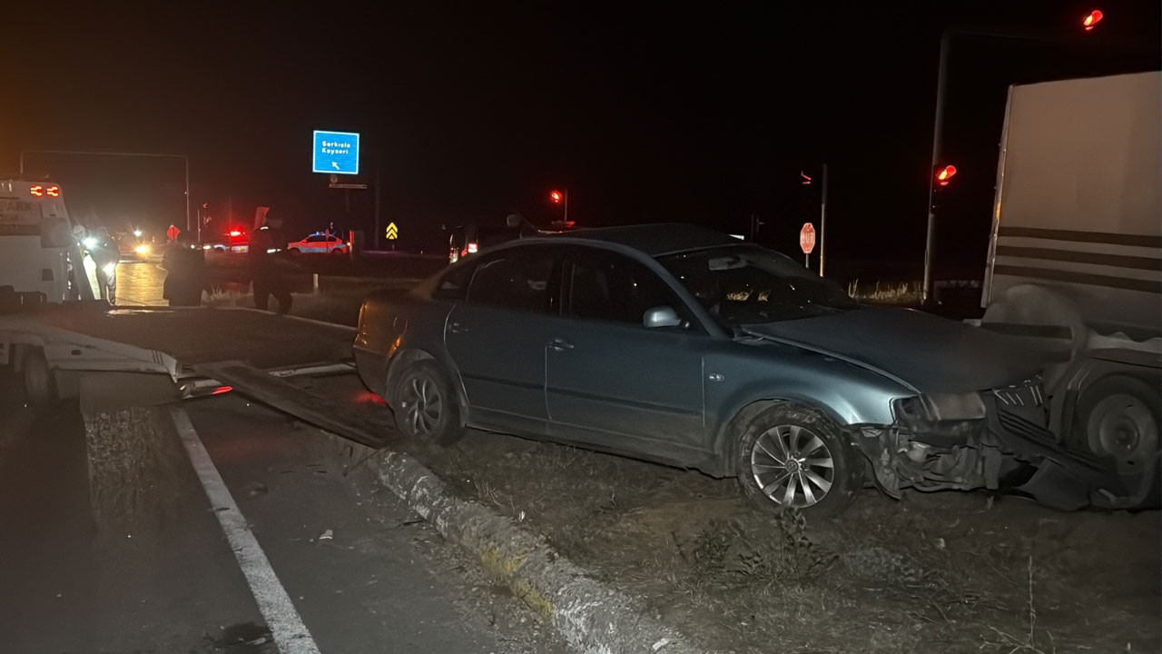 Sivas'ta tarım işçilerinin taşıyan minibüs ile otomobil çarpıştı: 2 yaralı