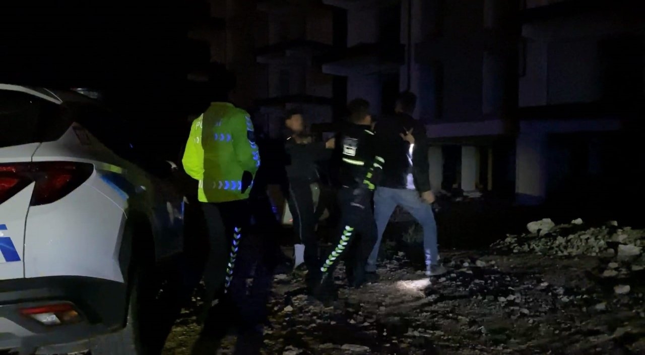 Bursa'da polisten kaçan şahıslar birbirine girdi: 