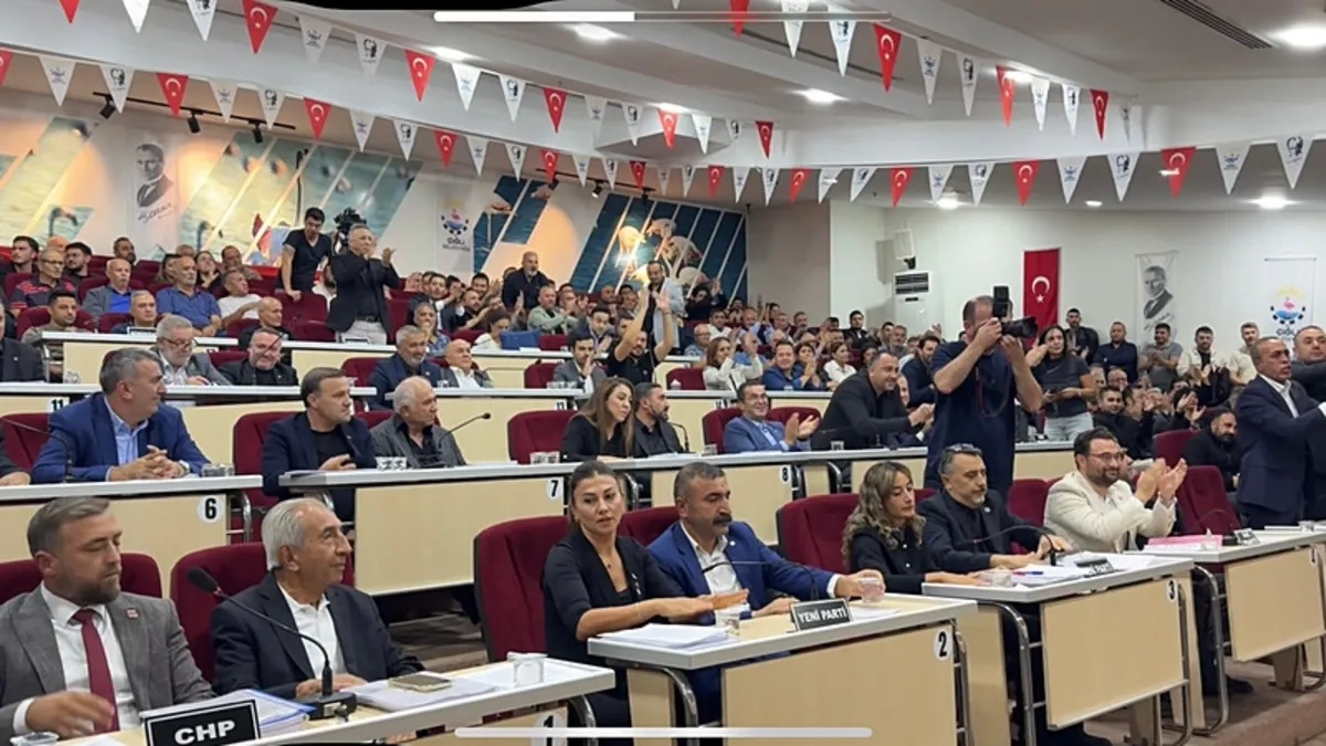 Çiğli Belediye Meclisi'nde ortalık karıştı! Başkan Yıldız'a şişeli saldırı