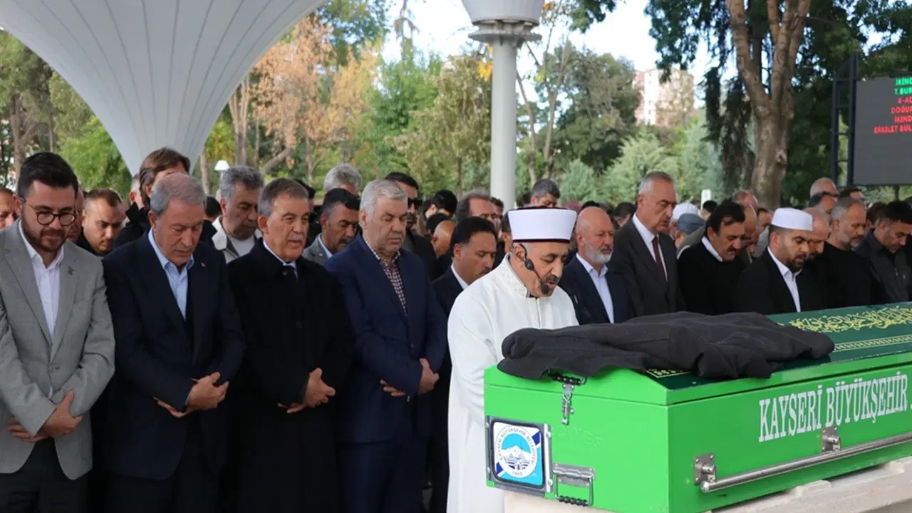 Abdullah Gül, Kayseri Hulusi Akar Camii'nde amcasının cenazesine katıldı