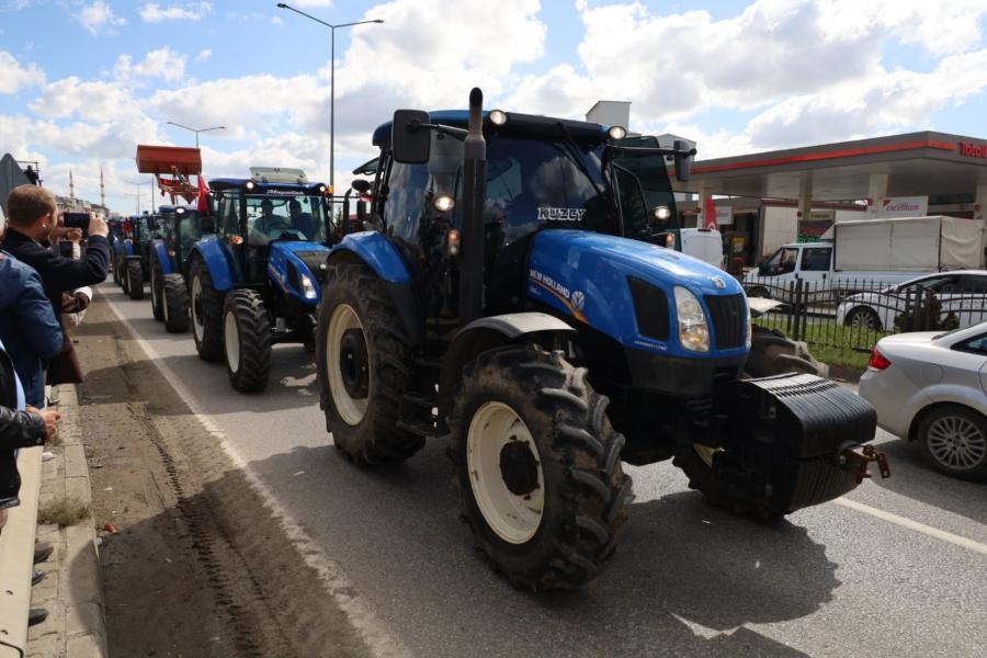 Çeltik üreticileri traktörlerle konvoy oluşturdu: Maliyetleri karşılayacak fiyat talep ettiler