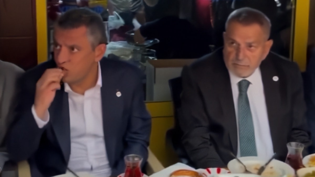 Özgür Özel'in kahvaltısı gündem oldu: Vatandaş yağmur altında seyretti