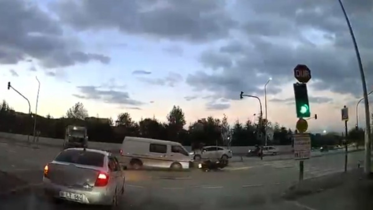 Bursa'da kırmızı ışıkta geçen ticari araç, motosiklet sürücüsüne çarptı