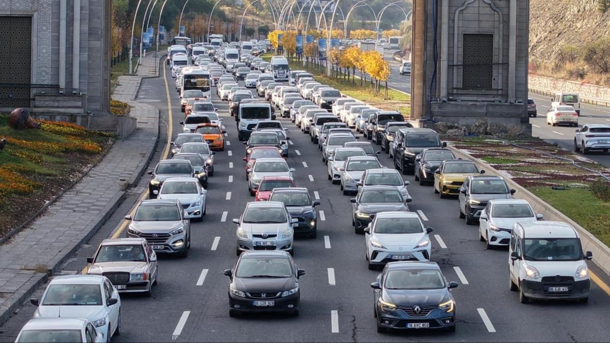 İstanbul'da sabah trafiği kilitlendi! Anadolu'da yoğunluk yüzde 85'i gördü