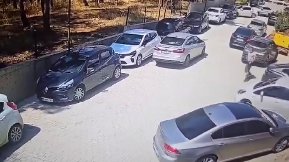 Hatay'da el freni çekilmeyen otomobil yokuş aşağı giderken güvenlik görevlileri durdurdu