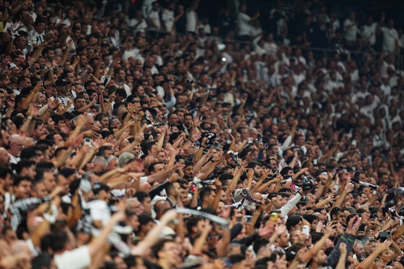 Beşiktaş-Marsilya maçındaki atmosfer Fransız gazeteciyi şaşkına çevirdi: Böylesini görmedim!