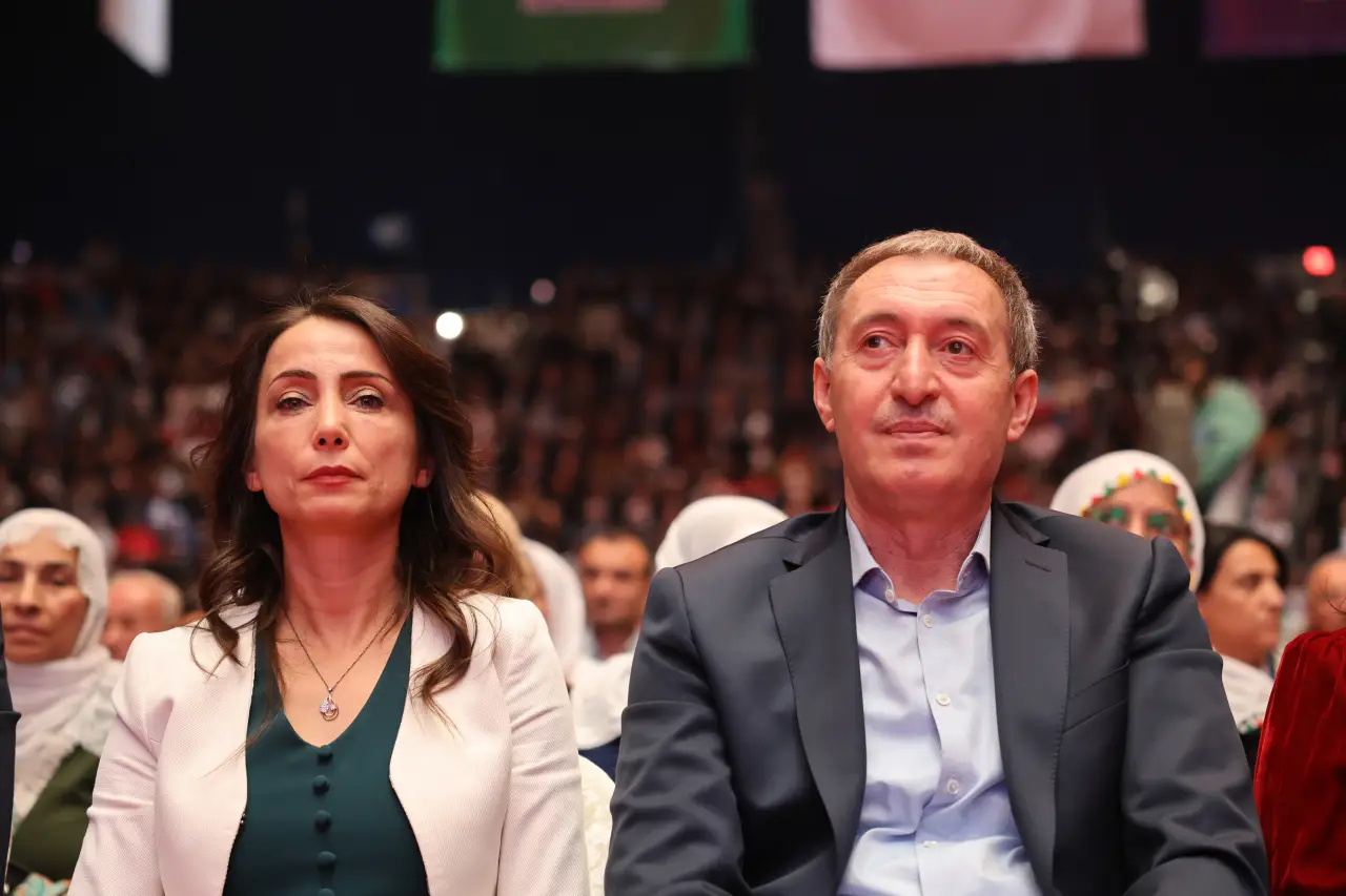DEM Parti Eş Genel Başkanlarından belediye operasyonlarına tepki: Yargı, siyasi hesaplaşmaların alanı olmaktan çıkarılmalıdır