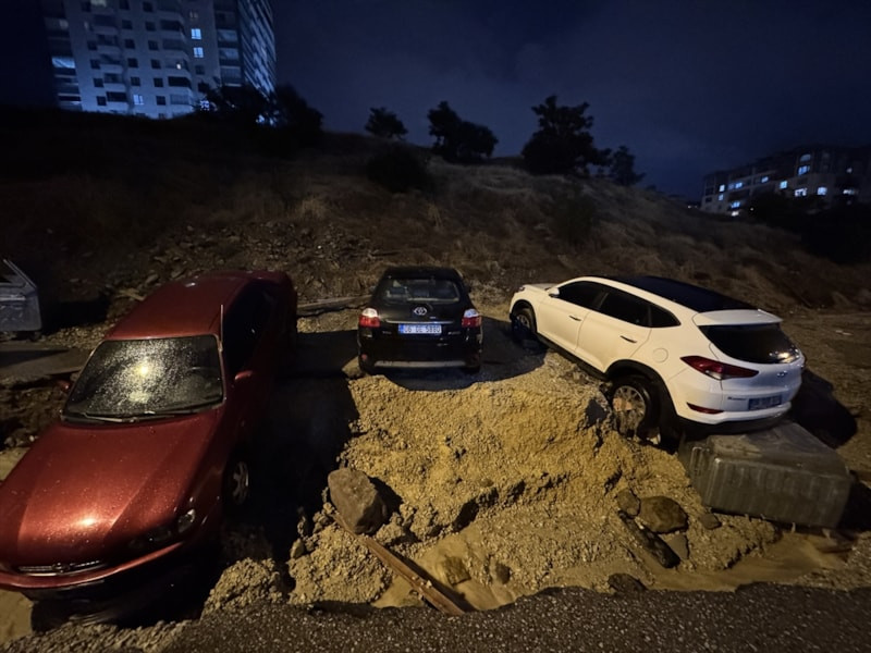 Ankara'yı sağanak vurdu: Biriken sularda araçlar mahsur kaldı, yol çöktü