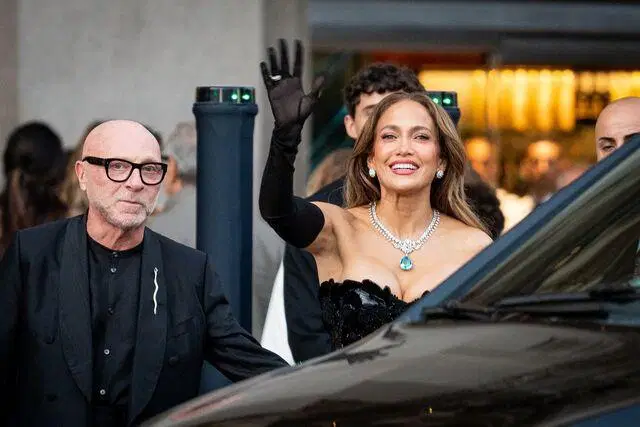 Milano'da Hollywood rüzgarı: Jennifer Lopez Vogue World gecesinde şıklığıyla göz doldurdu
