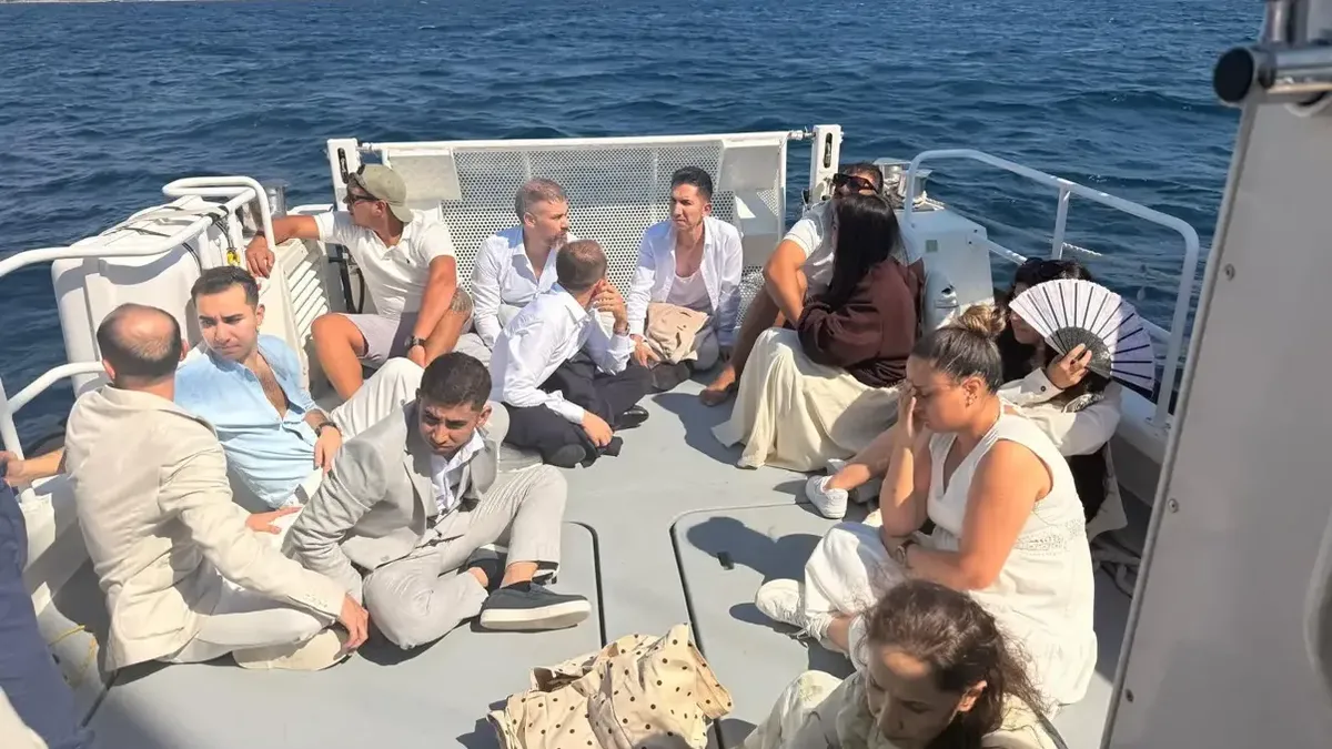 Şık kıyafetlerle yola çıkmışlardı! Muğla’da yelkenlide yakalandılar