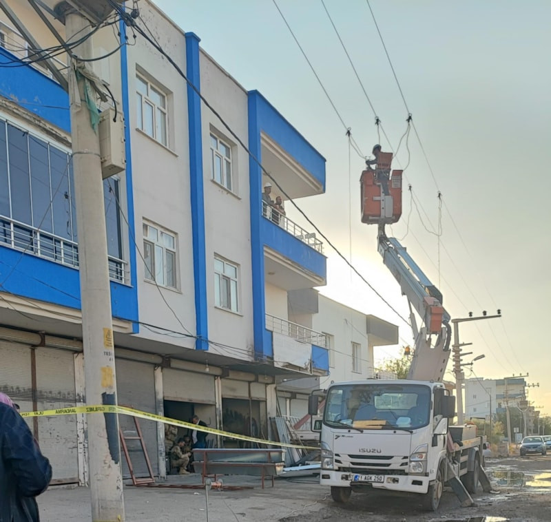 Diyarbakır'da elektrik akımına kapılan usta öldü iki çırağı ağır yaralı
