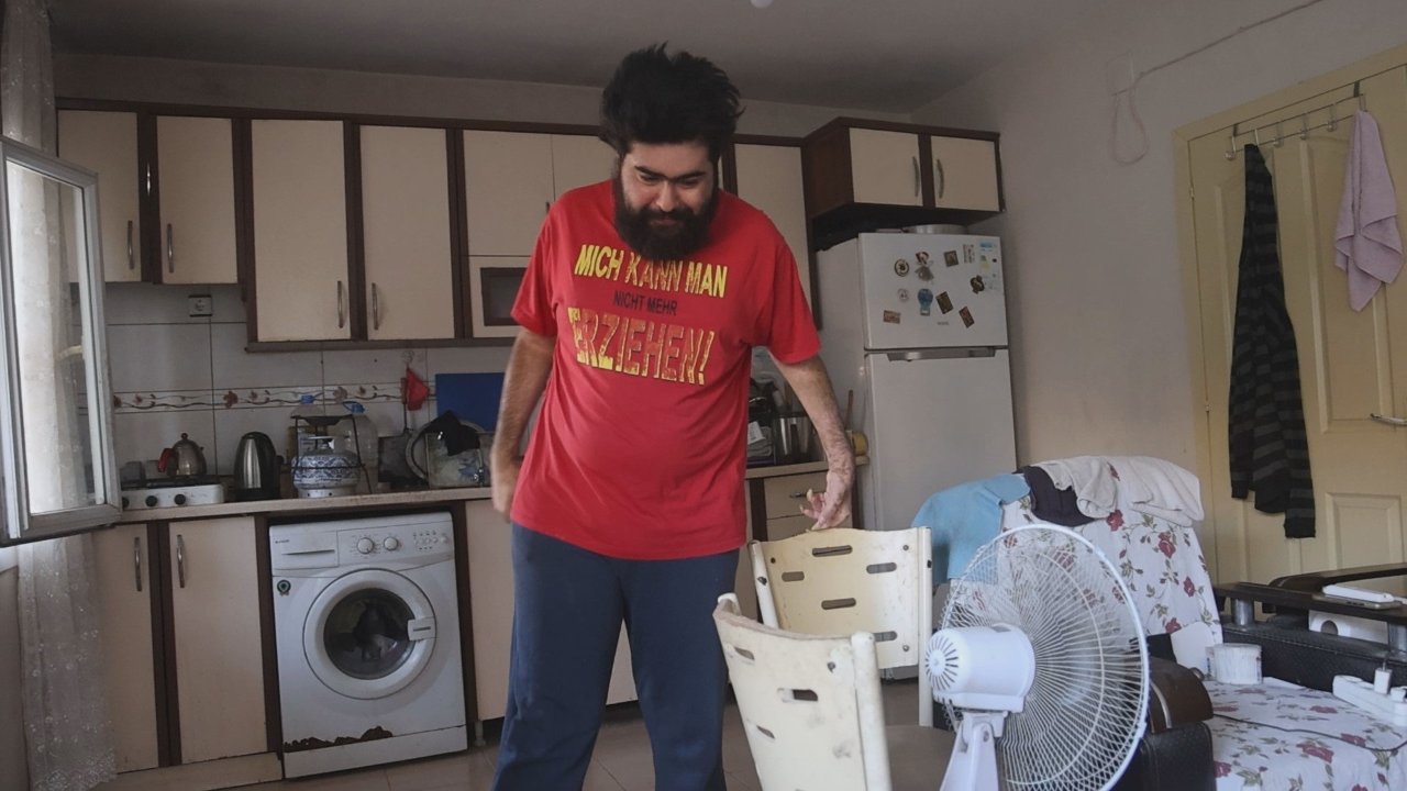 TİŞÖRTÜNDE DİKKAT ÇEKEN MESAJ