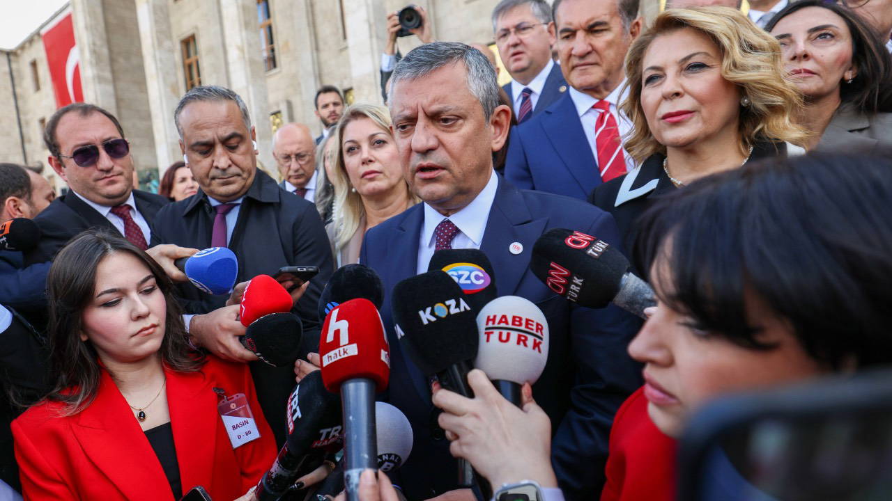 Son Dakika... Özgür Özel'den AKP'ye Mersin, İBB ve fon krizi tepkisi: 'Operasyonun fon krizinin üzerini örteceğini umuyorlar'