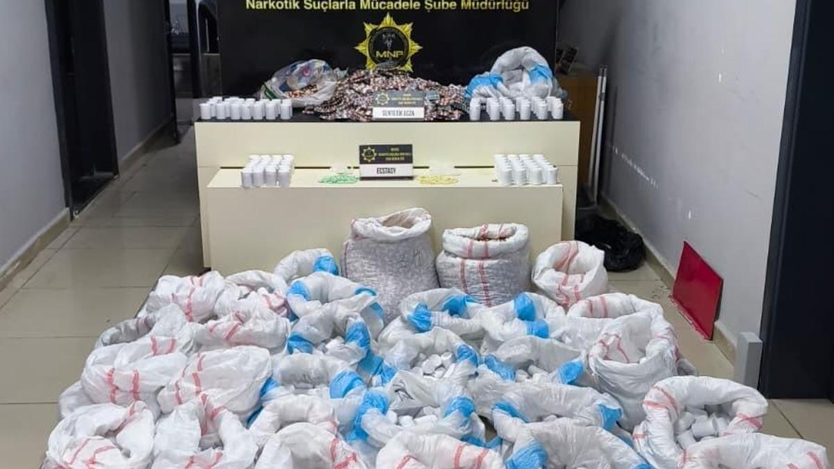 Minibüsten çıkan binlerce hapa 2 tutuklama