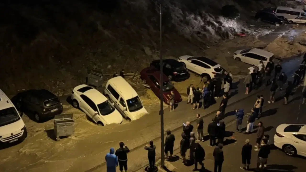 Ankara’da sağanak sonrası yol çöktü: Çok sayıda araç hasar gördü