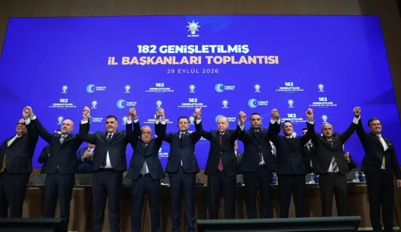 Çiğli Belediye Başkanı Onur Emrah Yıldız dahil 9 ilçe belediye başkanı AKP'ye katıldı