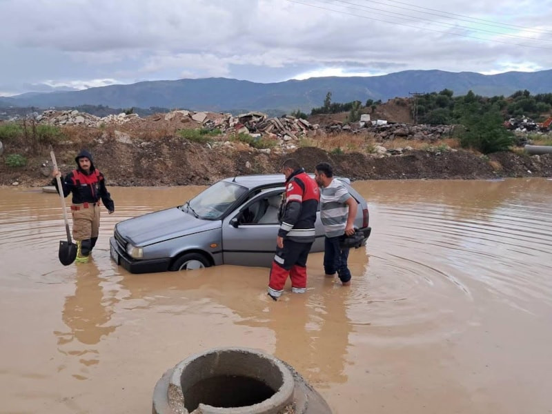 Hatay'da yağış sonrası yolda mahsur kalan çocuğu itfaiyeci kurtardı