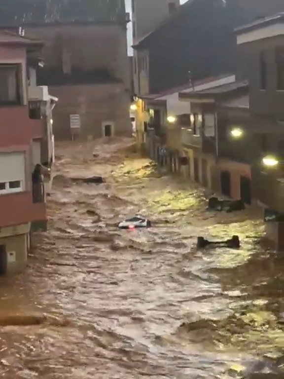 Ülke sele teslim! Yollar göle döndü, çok sayıda kişi ise mahsur
