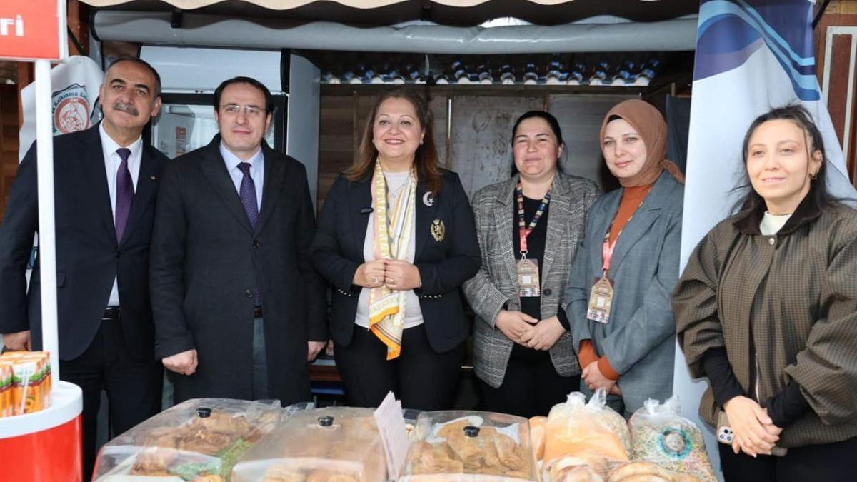 Kaymakam Türker ile Başkan Köksal, kadın kooperatifi standını ziyaret etti