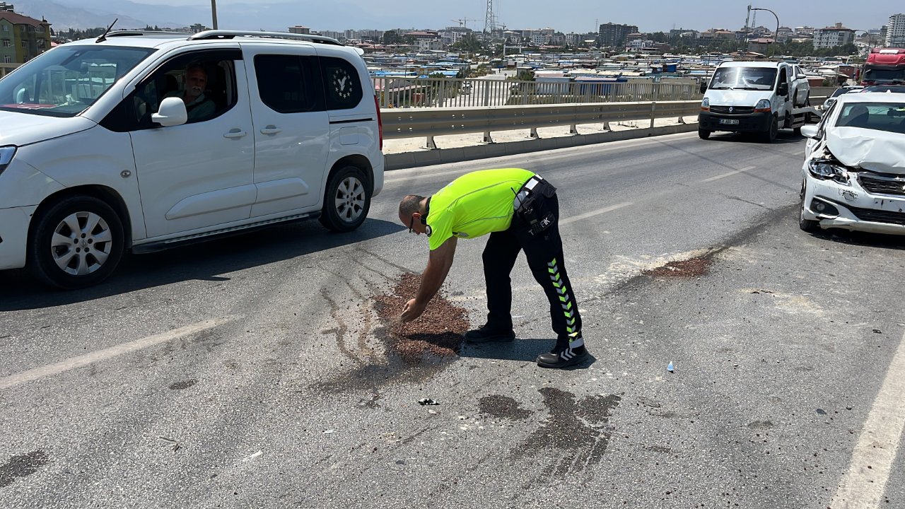 Polisten takdir toplayan hareket! Yağ dökülen yola avuçla kum taşıdı