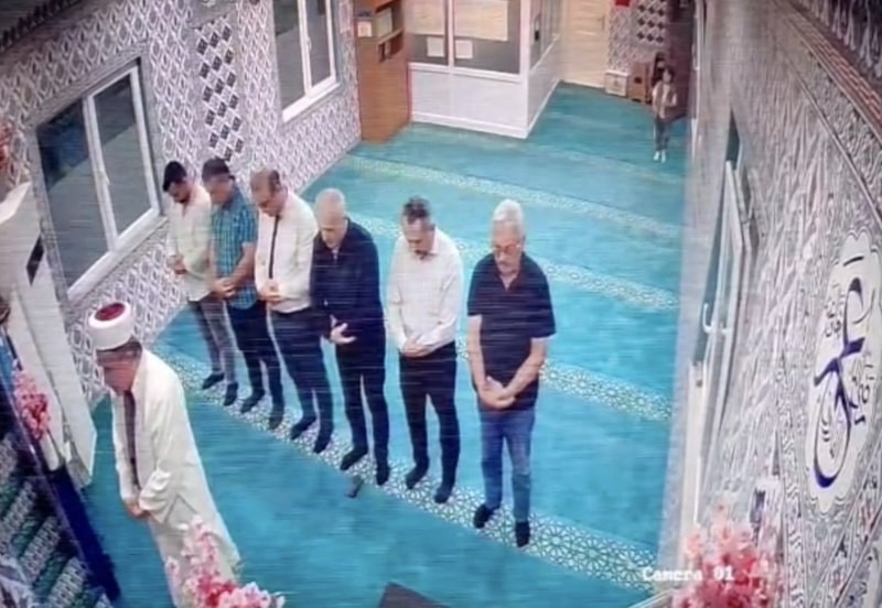 Trabzon'da hocasını özledi: Akşam namazında camiye koştu