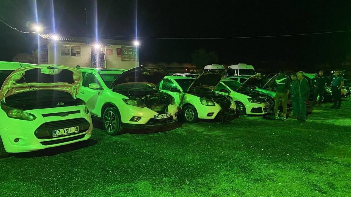 Antalya'da kundaklama... Benzin bidonuyla gelip 6 aracı ateşe verdi