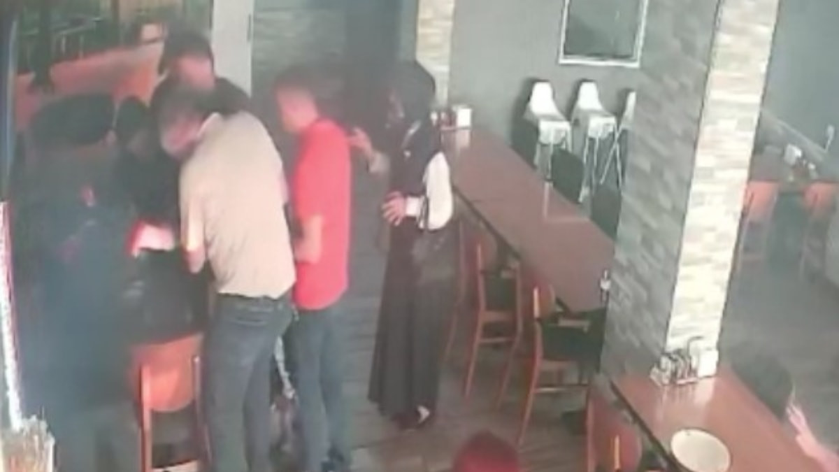 Giresun'da nefes borusuna ekmek kaçan garsonu, doktor müşteri kurtardı