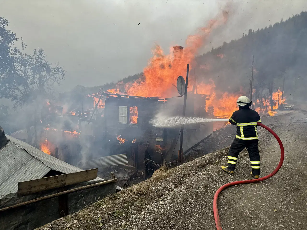 Kastamonu'da köy yangını... Alevler 7 eve sıçradı, ekipler müdahale ediyor