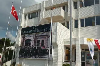 Adalar seçimlerinde AKP'li Türkyılmaz'a oy veren 3 CHP’li meclis üyesi disipline sevk edildi