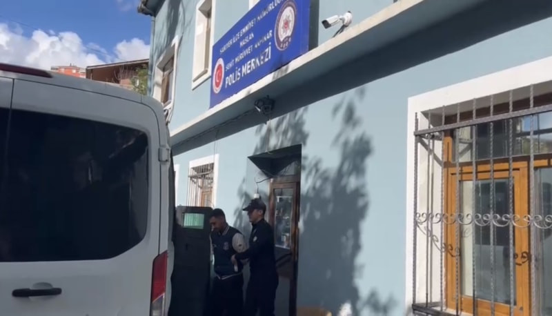 İstanbul'da moto kuryeyi dakikalarca dövdüler