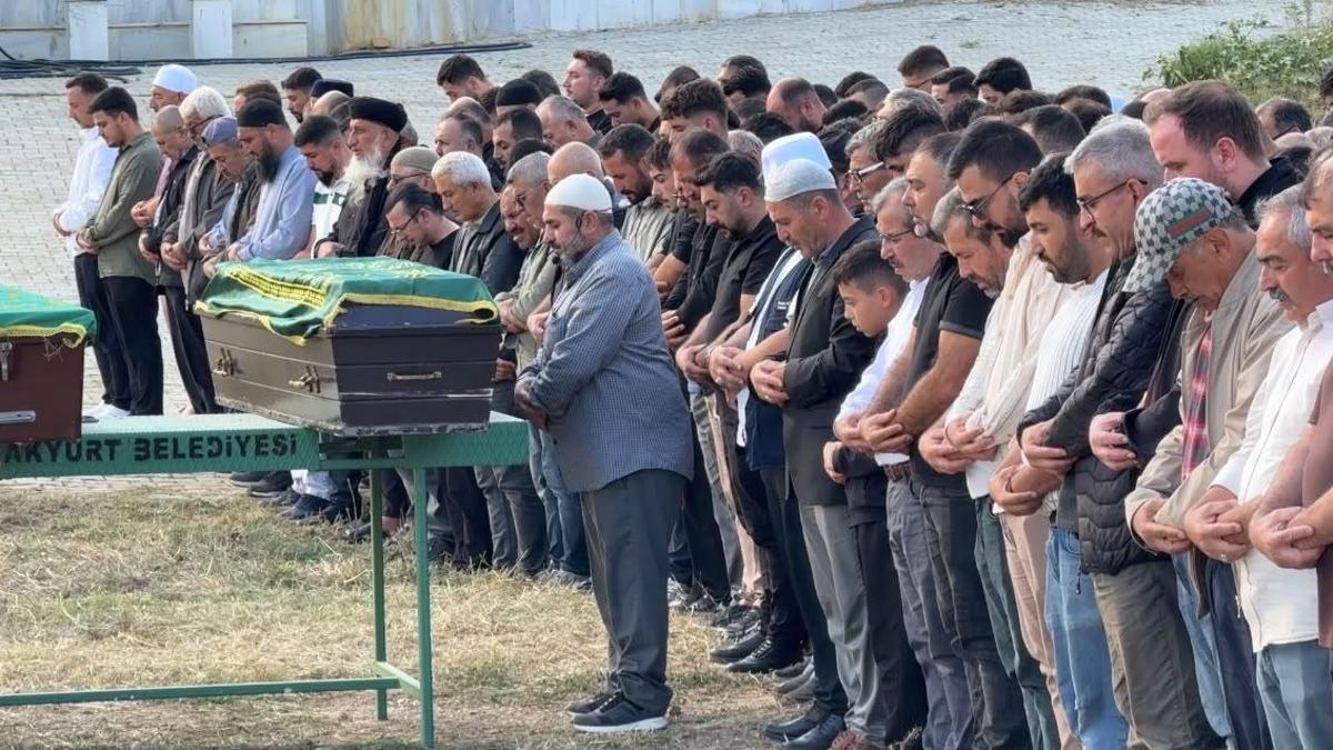 Babadan iki oğluna en zor son görev: Cenaze namazlarını kıldırdı