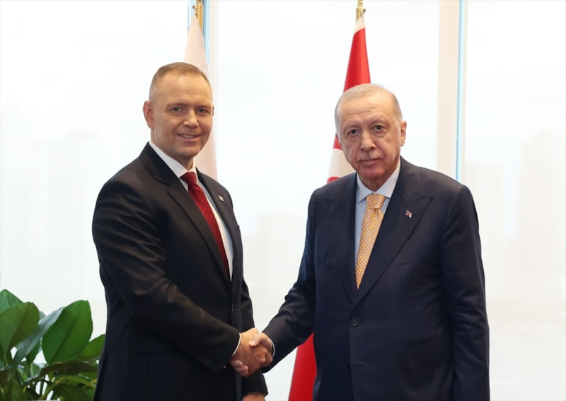 Polonya Cumhurbaşkanı Nawrocki, Cumhurbaşkanı Erdoğan’a kılıç hediye etti