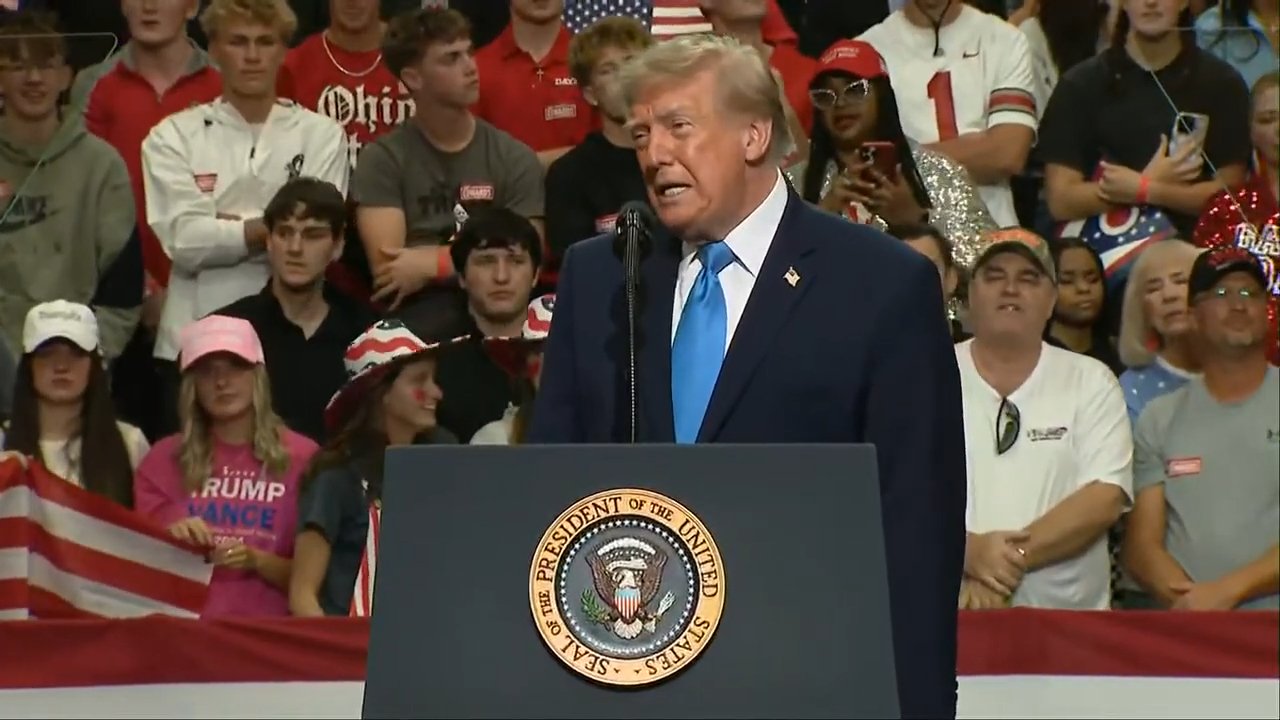 Trump mitinginde küfürler havada uçuştu!