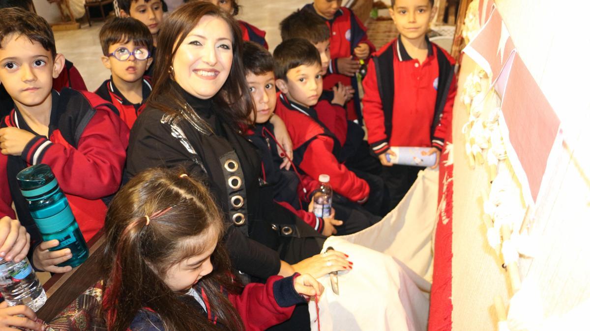 Binlerce el, tek bir bayrak; Isparta'da ilmek ilmek dokunan ay yıldız